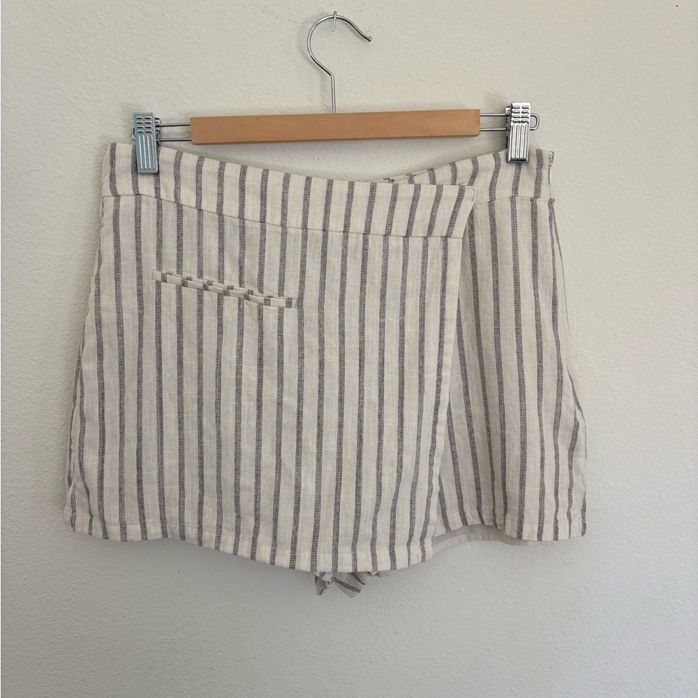 Stradivarius Cream and Gray Striped Skort
